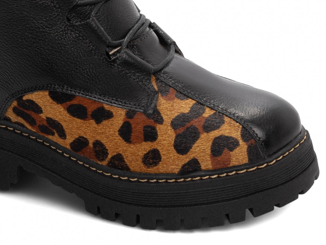 đ Bota Tratorada Antonella Couro LegĂtimo com Cadarço e Detalhe Animal Print
