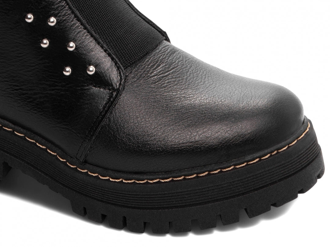 BOTA PRETA ANTONELLA COM ELASTICO E APLIQUES PRATA- COURO LEGITIMO