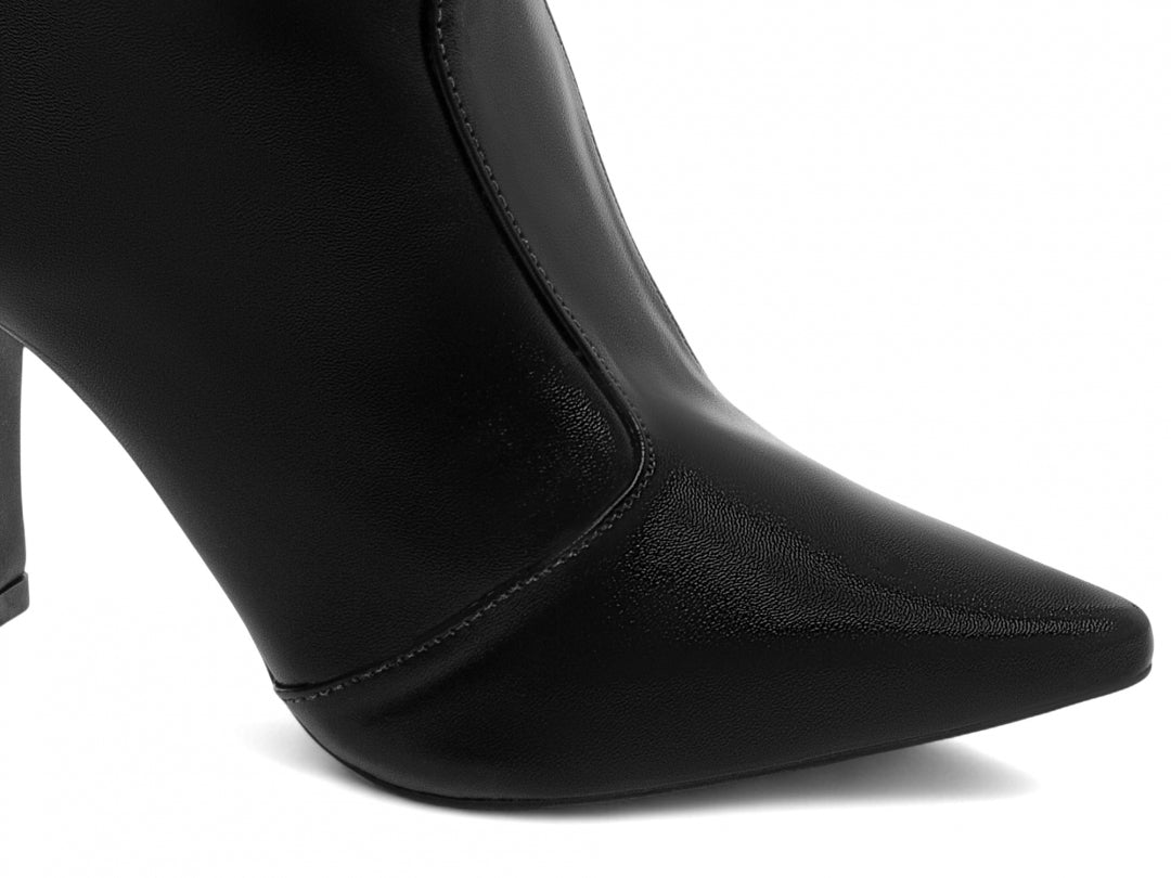 Bota Over The Knee Diva Negra – O Poder da Elegância em Cada Passo!