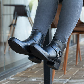 Bota de Cano Curto em Couro